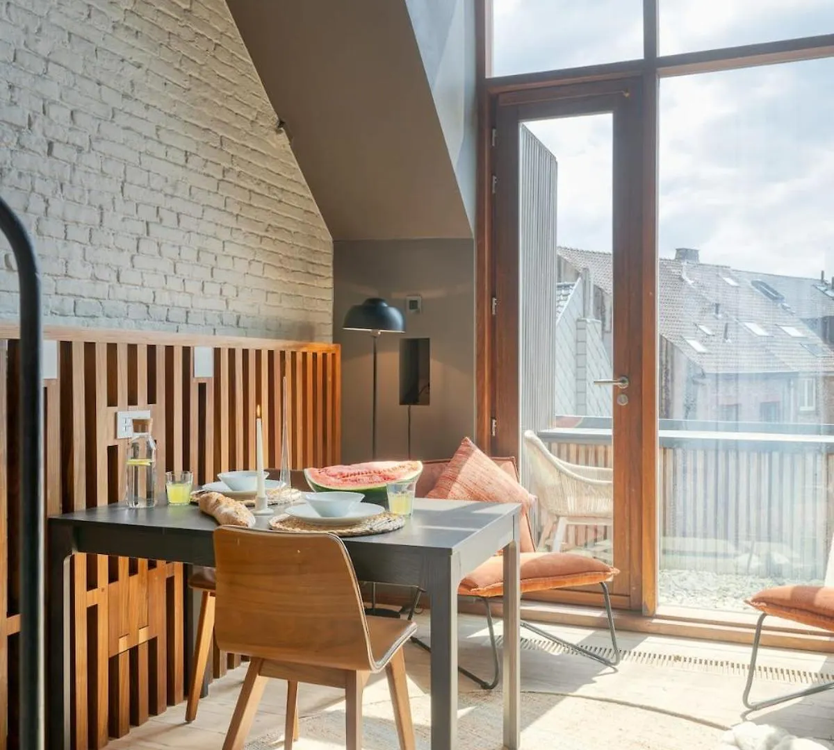 Serene Studio Oasis With Balcony In Ghent location